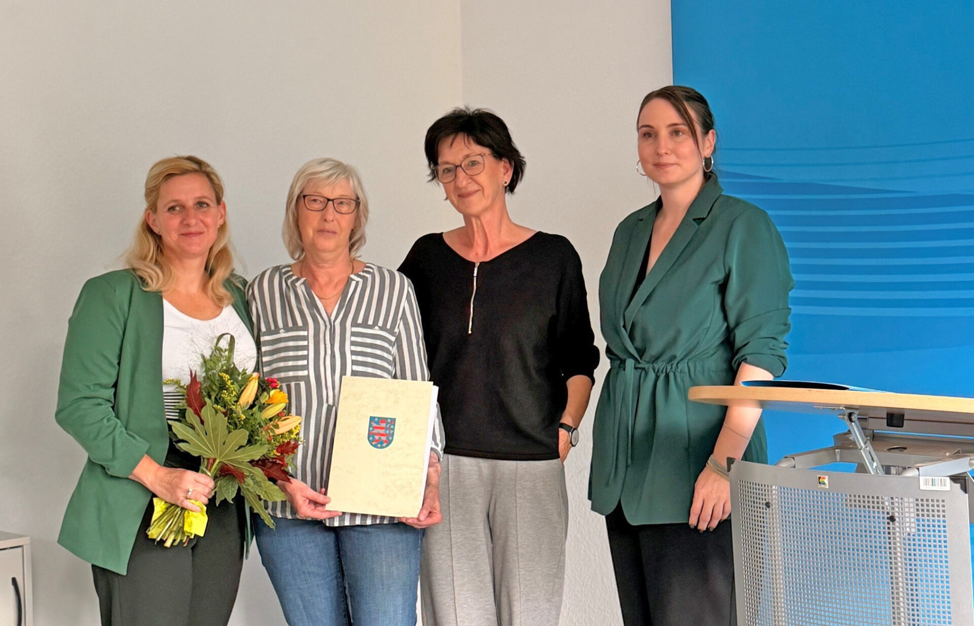 Preisverleihung: Vier Damen stehen in einer Reihe