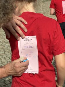 Spendenlauf der Michaelisschule Bad Lobenstein - ein Laufzettel wird gestempelt