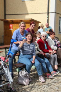 Spendenlauf der Michaelisschule Bad Lobenstein - eine Gruppe Senioren zieht an der Seite und feuert an 