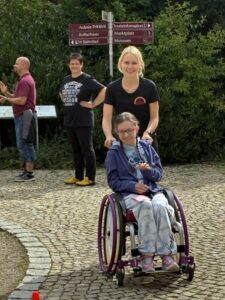 Spendenlauf der Michaelisschule Bad Lobenstein - Schülerin im Rollstuhl wird geschoben 