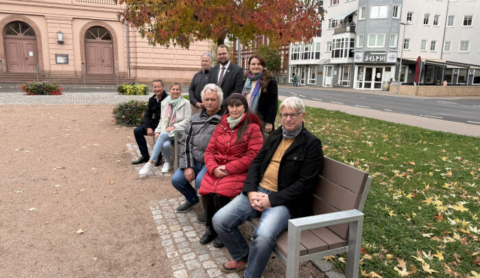 Hörselberg-Werkstätten fertigen Bänke für Eisenach, Probesitzen zur feierlichen Einweihung