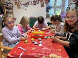 35 Jahre Kindergarten im Haus Gottesschutz - Kinder bemalen Steine bunt 