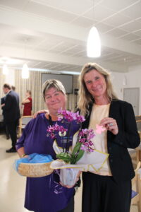 35 Jahre Kindergarten im Haus Gottesschutz - Festgottesdienst, zwei Frauen mit Blumen und Schutzengel in der Hand 