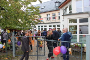 35 Jahre Kindergarten im Haus Gottesschutz - viele Gäste im geschmückten Garten des Hauses 