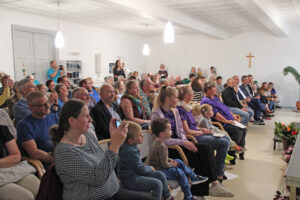 35 Jahre Kindergarten im Haus Gottesschutz - Blick in den Festsaal mit vielen Gästen 