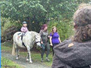 35 Jahre Kindergarten im Haus Gottesschutz - ein Kind beim Ponyreiten, zwei Frauen führen das Pony 