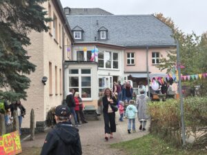 35 Jahre Kindergarten im Haus Gottesschutz - viele Gäste im geschmückten Garten des Hauses