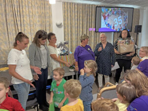 35 Jahre Kindergarten im Haus Gottesschutz - Geschenke und Gratulation vom Seniorenzentrum Emmaus, viele Frauen mit Blumen und Geschenken