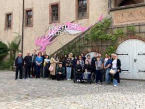 Besuch aus der Ukraine in Weimar - Gäste und Gastgeber  am Eingang zur Leuchtenburg bei Kahla  