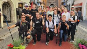 Alpenüberquerung von 16 Montessori-schülern aus Bad Lobenstein, Schülergruppe in Berglandschaft
