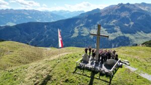 Alpenüberquerung von 16 Montessori-schülern aus Bad Lobenstein, Schülergruppe in Berglandschaft