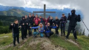 Alpenüberquerung von 16 Montessori-schülern aus Bad Lobenstein, Schülergruppe in Berglandschaft
