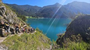 Alpenüberquerung von 16 Montessori-schülern aus Bad Lobenstein, Schülergruppe in Berglandschaft