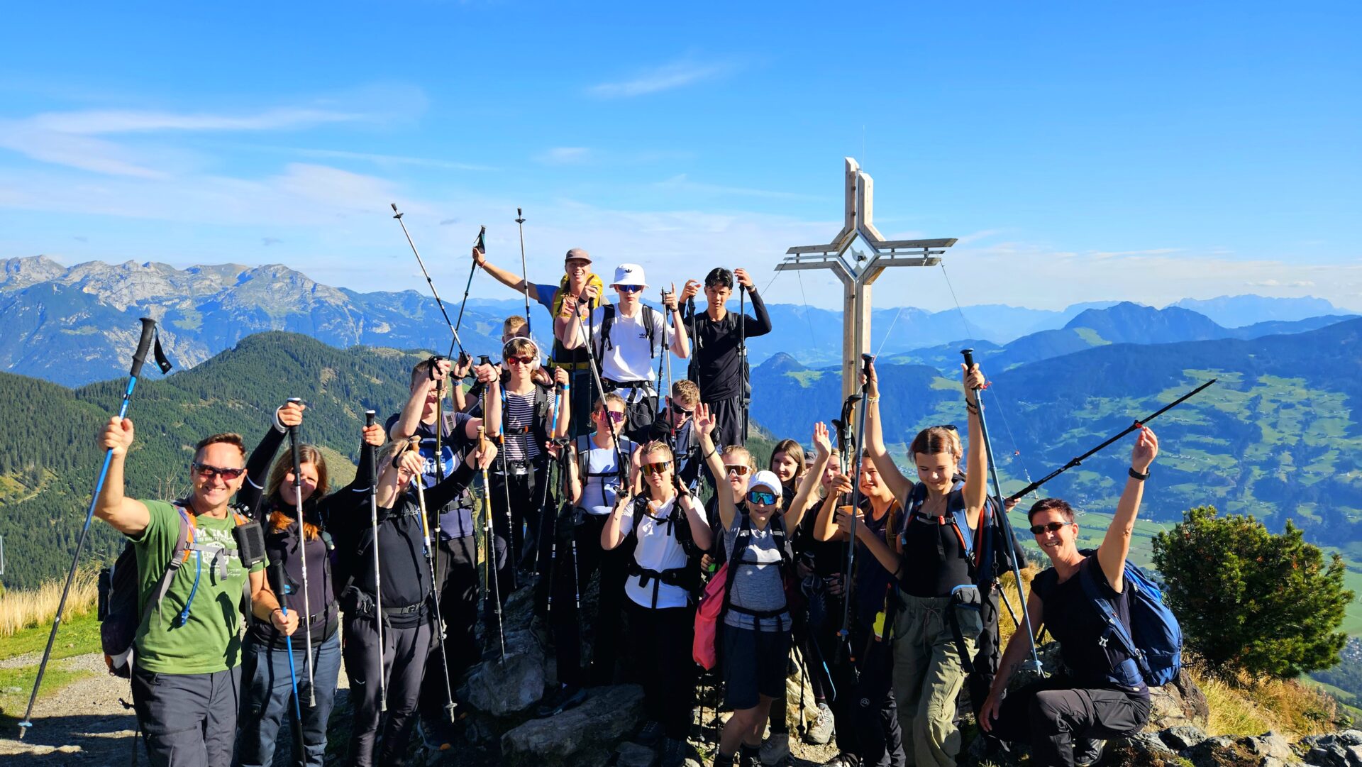 Alpenüberquerung von 16 Montessori-schülern aus Bad Lobenstein, Schülergruppe in Berglandschaft