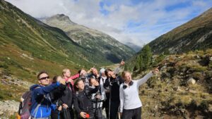 Alpenüberquerung von 16 Montessori-schülern aus Bad Lobenstein, Schülergruppe in Berglandschaft