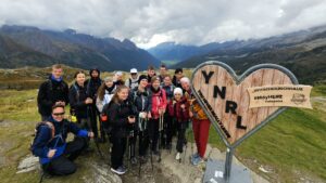Alpenüberquerung von 16 Montessori-schülern aus Bad Lobenstein, Schülergruppe in Berglandschaft