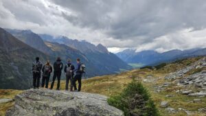 Alpenüberquerung von 16 Montessori-schülern aus Bad Lobenstein, Schülergruppe in Berglandschaft