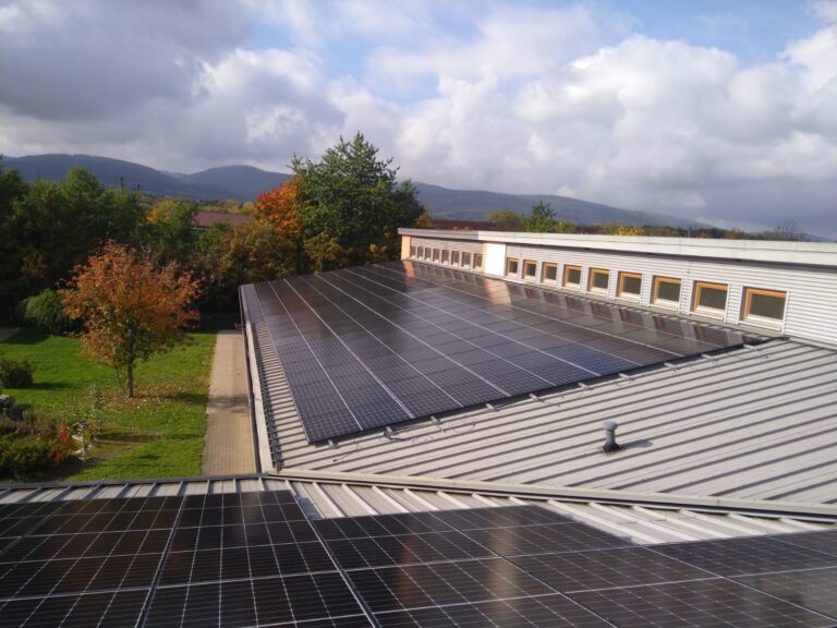 Solaranlage auf dem Dach einer Einrcihtung der Diakoniestiftung Thüringen