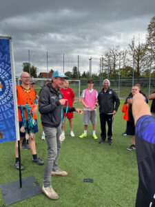 Menschen stehen auf dem Fußballplatz