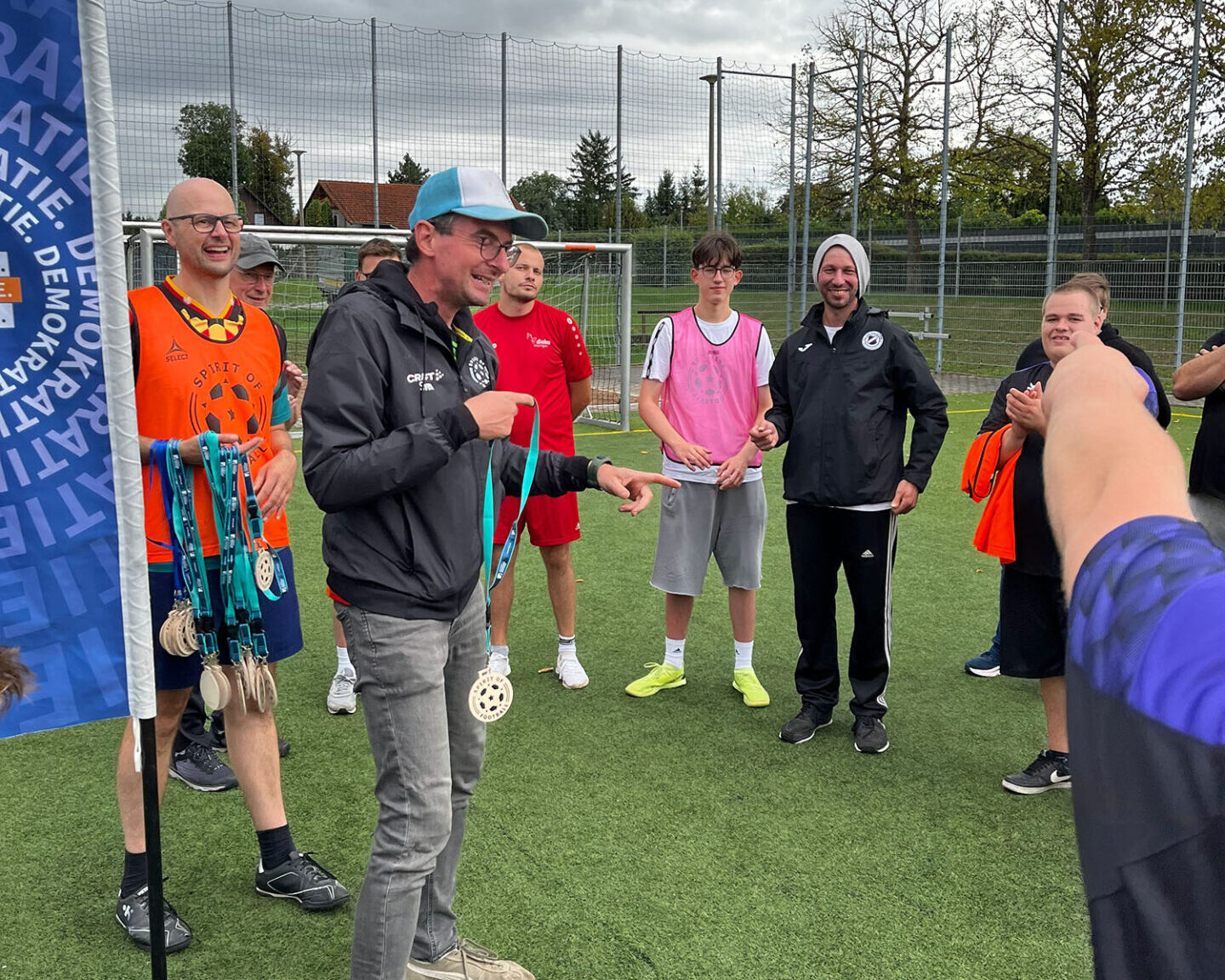 Menschen stehen auf dem Fußballplatz