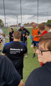 Menschen stehen auf einem Fußballplatz