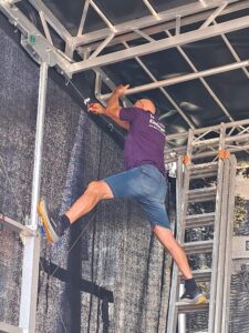 Tag der Diakonie in Bad Blankenburg - ein Mann klettert