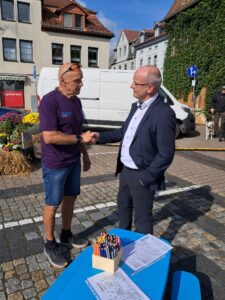 Tag der Diakonie in Bad Blankenburg - Dr. Klaus Scholtissek im Gespräch mit einem Mann