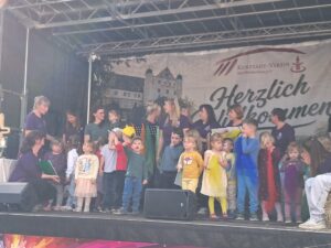 Tag der Diakonie in Bad Blankenburg - Kinder singen auf der Festbühne