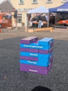 Tag der Diakonie in Bad Blankenburg - Jenga-Spiel, lila und violette Steine übereinander gestapelt