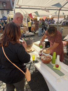 Tag der Diakonie in Bad Blankenburg - drei Menschen bei Kreativangeboten