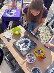 Tag der Diakonie in Bad Blankenburg - eine Frau beim Basteln mit Steinen